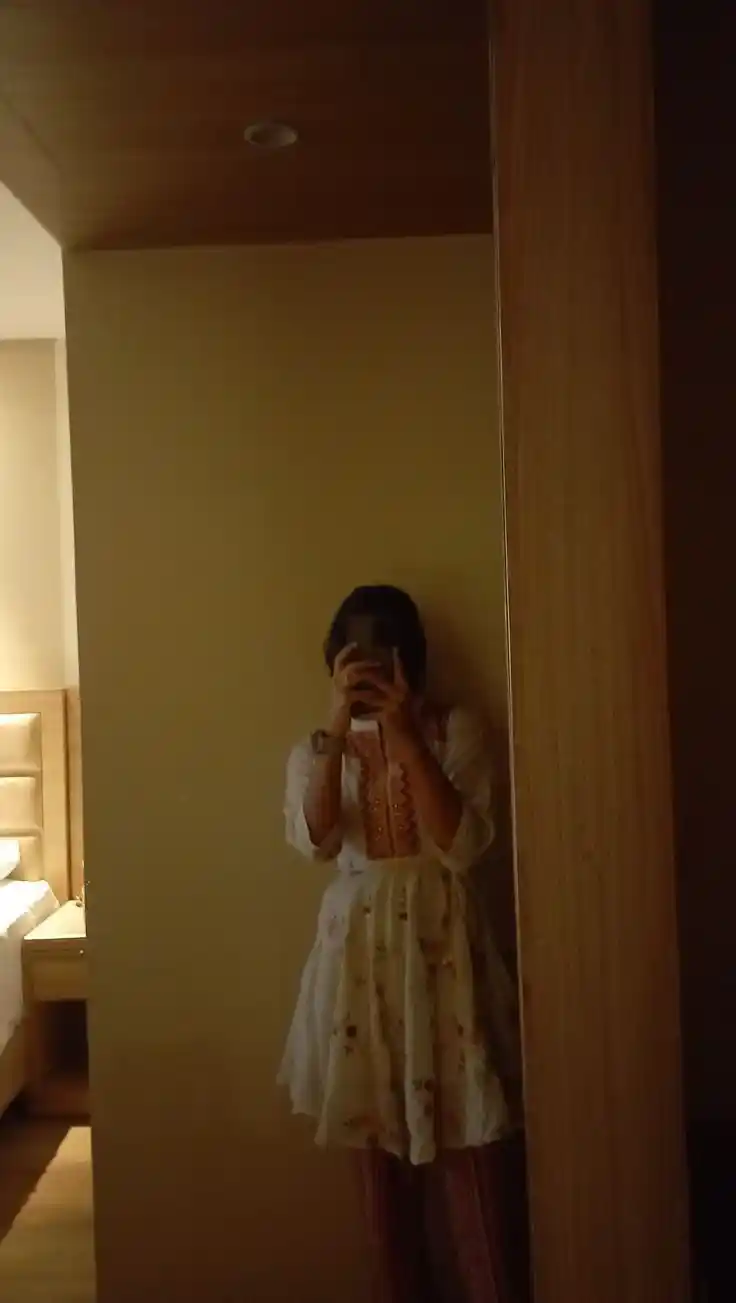 profile-hidden-face-mirror-selfie-dp