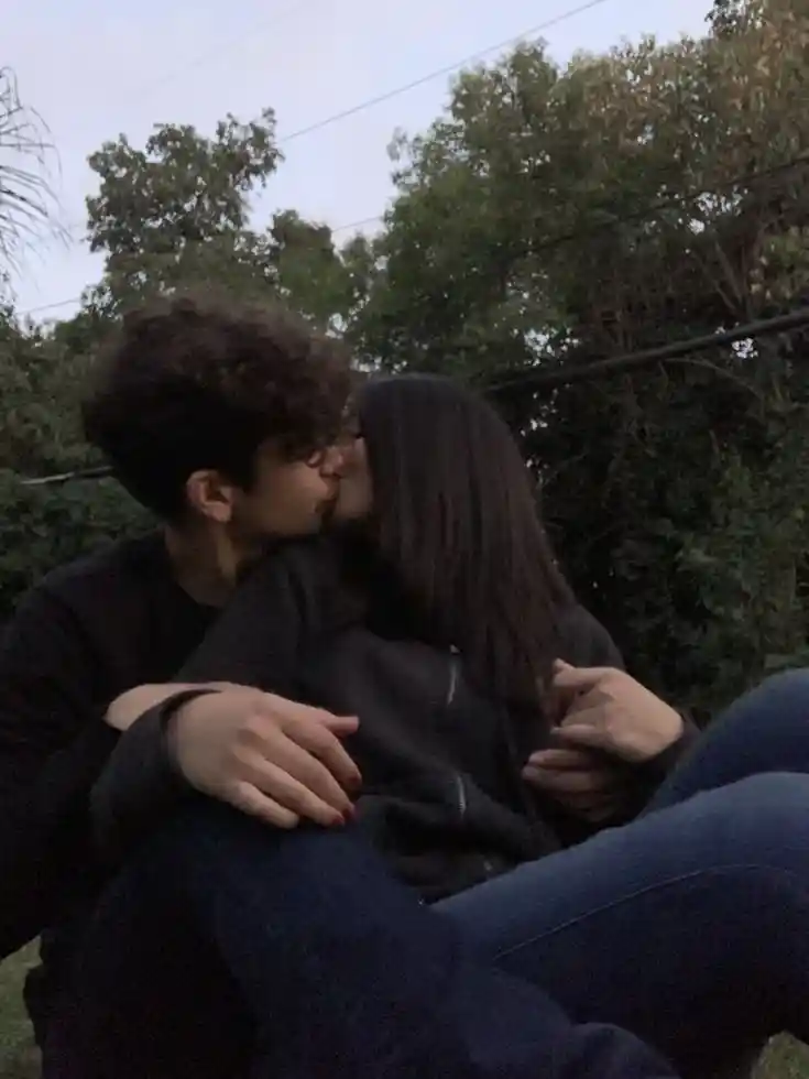 romantic-love-couple-dp