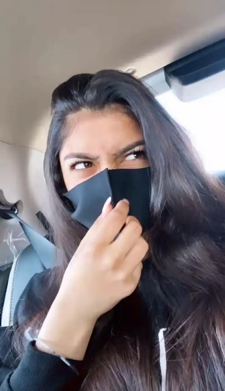 instagram-mask-girl-dp instagram-mask-girl-dp