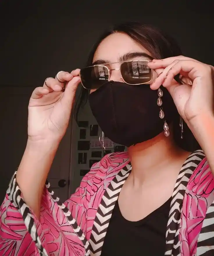 instagram-mask-girl-dp instagram-mask-girl-dp