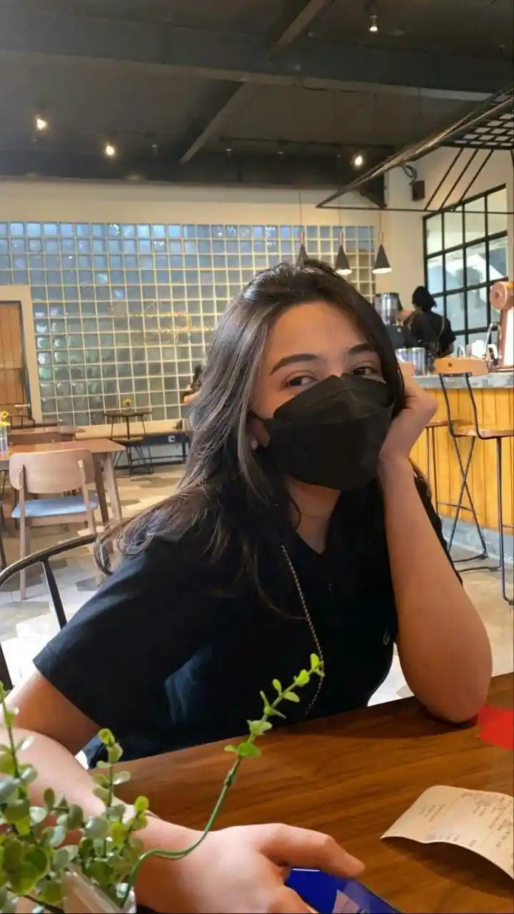 instagram-mask-girl-dp instagram-mask-girl-dp