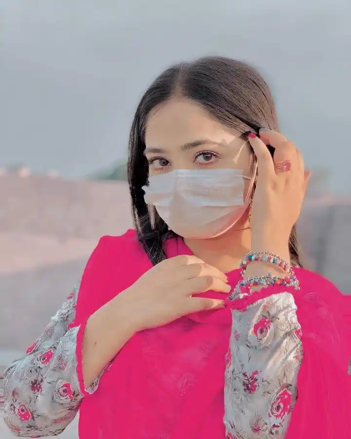 mask-girl-pic mask-girl-pic