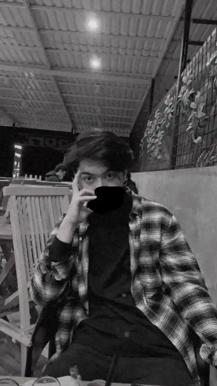 mirror-iphone-selfie-mask-boys-dp