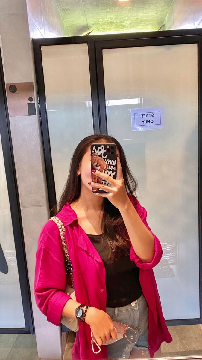 Aesthetic-Mirror-Selfie-for-Instagram