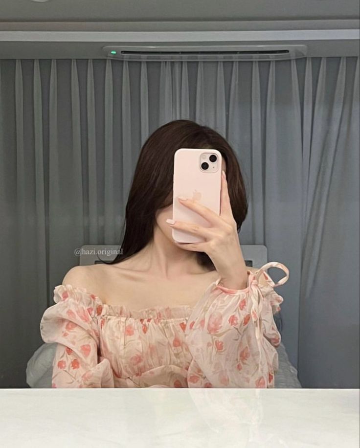 Aesthetic-Mirror-Selfie-for-Instagram