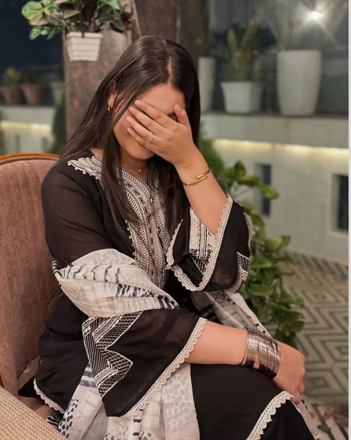 Cute-Girl-Hide-Face-Profile-Pictures