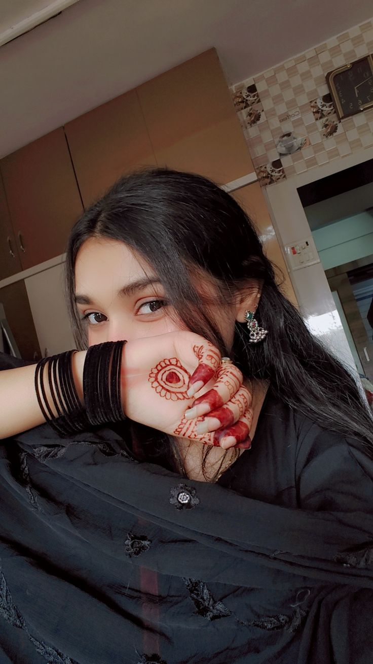 Hide-Face-Girl-Pic-for-Instagram