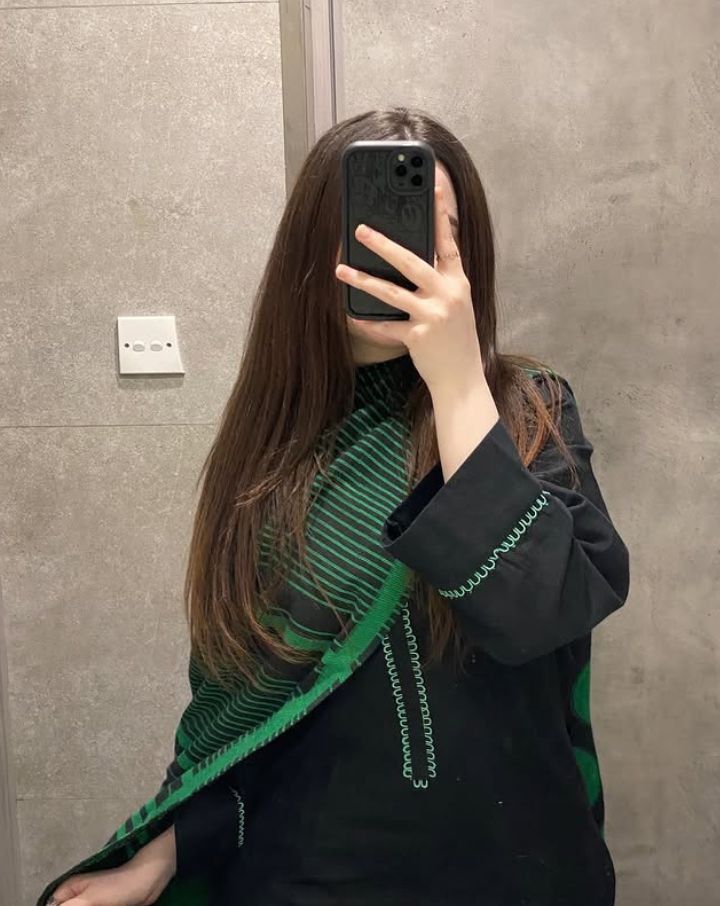 Hijab-Girls-Mirror-Dp