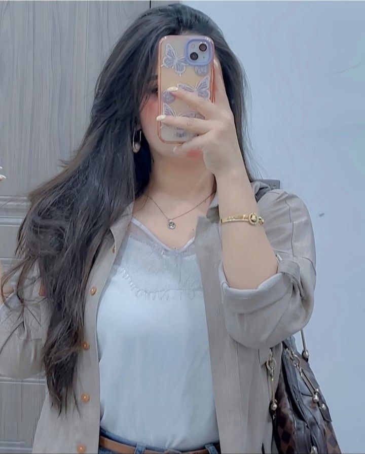 Mirror-Selfie-Girls-Dp-for-Instagram