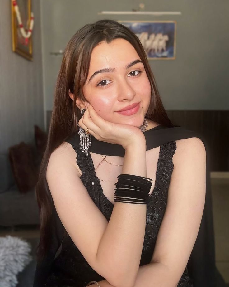 Selfie-Attitude-Girl-Dp