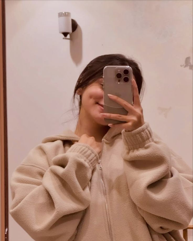 Stylish-Mirror-Selfie-Dp